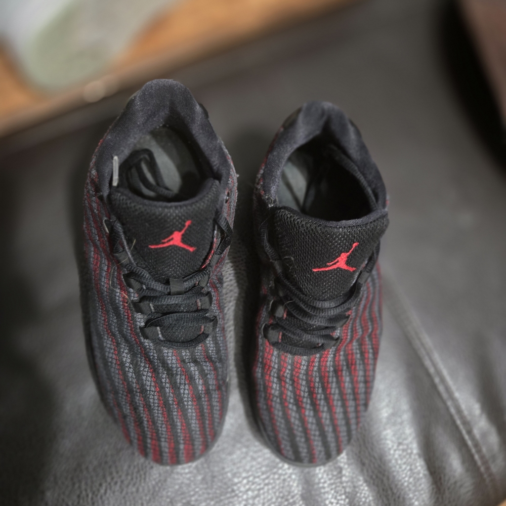 Nike Kids Sneakers - Black and Red Stripes - Picture 8 of 11